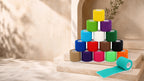 Sedici bende coesive ColorColar multicolore su pedane in travertino